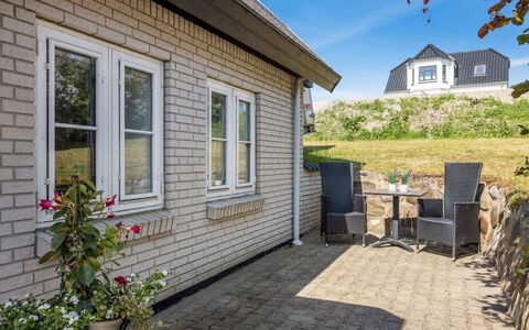 Gilbert - 500M from the Sea: Gebouw, Venster, Huis, Huis, Dak, Siding, Woongebied, Struik, Architectuur, Deur