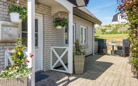 Gilbert - 500M from the Sea: Deur, Huis, Huis, Siding, Verblijf, Bloempot, Veranda, Kamerplant, Werf, Home Deur