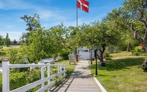 Gilbert - 500M from the Sea: Gras, Struik, Zomer, Land Lot, Tuin, De Lente, Gazon, Schaduw, Groundcover