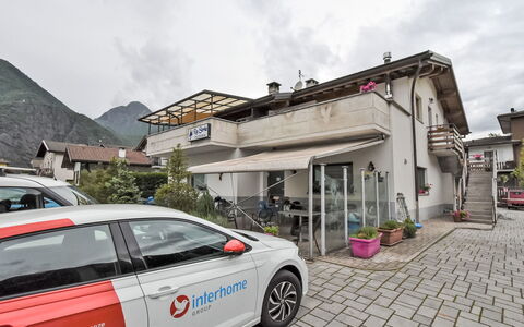Casa Elisa: Wiel, Wolk, Auto, Lucht, Voertuig, Gebouw, Fabriek, Automotive Design, Autoband