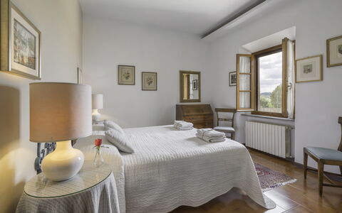 Casa Martina, Piazza Delle Erbe, San Gimignano: Meubilair, Slaapkamer, Interieur Ontwerp, Bed, Flooring, Laken, Bedding, Kamer, Fotolijst, Verdieping