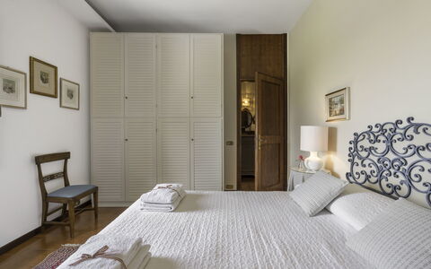 Casa Martina, Piazza Delle Erbe, San Gimignano: Bed, Meubilair, Slaapkamer, Interieur Ontwerp, Bedding, Laken, Flooring, Verdieping, Hout, Kamer