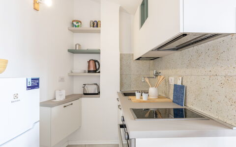 Conero Bluloft: Countertop, Keuken, Toestel Van De Keuken, Interieur Ontwerp, Cabinetry, Flooring, Hout, Meubilair, Major Appliance, Gootsteen