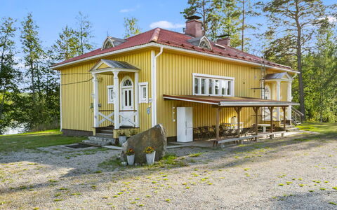 Kaislajärven Huvila: Meubilair, Interieur Ontwerp, Flooring, Verdieping, Tafel, Plafond, Keuken En Eettafel, Verlichting, Stoel, Huis