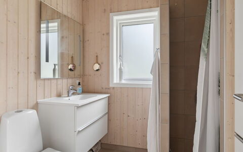 Vojdan - 600M from the Sea: Flooring, Verdieping, Muur, Hout, Loodgieterswerkinrichting, Interieur Ontwerp, Wastafel, Badkamer, Plafond, Loodgieter