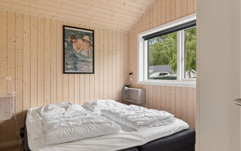 Vojdan - 600M from the Sea: Hout, Slaapkamer, Bed, Laken, Interieur Ontwerp, Bedding, Bed Frame, Huis, Plafond, Hardwood