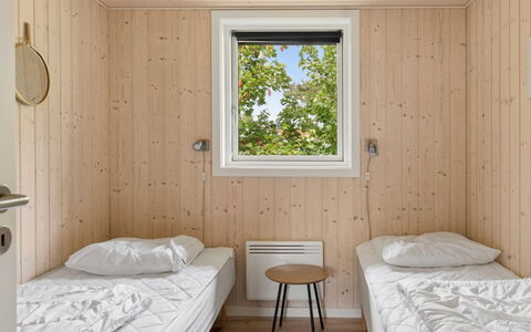Vojdan - 600M from the Sea: Hout, Verdieping, Flooring, Slaapkamer, Beits, Plank, Plafond, Hardwood, Bed, Houten Vloer