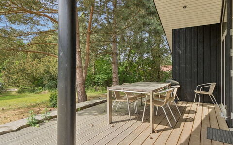 Vojdan - 600M from the Sea: Hout, Houten Vloer, Flooring, Dek, Veranda, Hardwood, Plank, Schaduw, Stoel, Beits