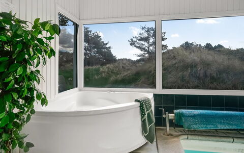 Annlisa - 1Km from the Sea: Interieur Ontwerp, Bad, Loodgieterswerkinrichting, Verdieping, Glas, Badkamer, Schaduw, Loodgieter, Plafond, Kraan