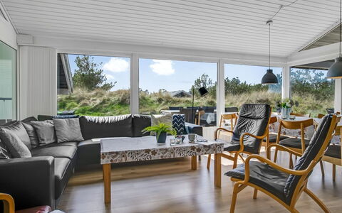Annlisa - 1Km from the Sea: Hout, Meubilair, Flooring, Interieur Ontwerp, Verdieping, Huis, Plafond, Stoel, Woonkamer, Bankstel