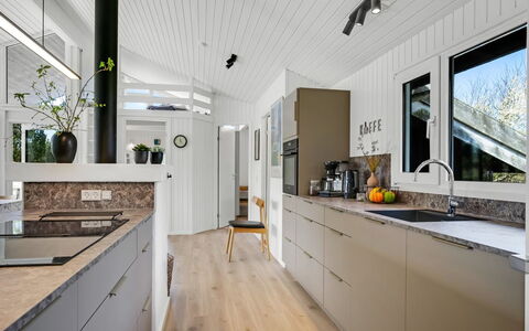 Annlisa - 1Km from the Sea: Keuken, Countertop, Hout, Flooring, Interieur Ontwerp, Toestel Van De Keuken, Cabinetry, Plafond, Major Appliance, Verdieping