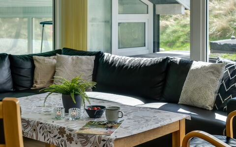 Annlisa - 1Km from the Sea: Meubilair, Hout, Interieur Ontwerp, Flooring, Verdieping, Tafel, Woonkamer, Stoel, Bankstel, Kussen Gooien