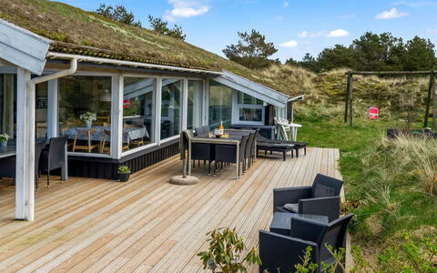 Annlisa - 1Km from the Sea: Hout, Dak, Huis, Verblijf, Helling, Hardwood, Veranda, Dek, Plank, Outdoor Structuur