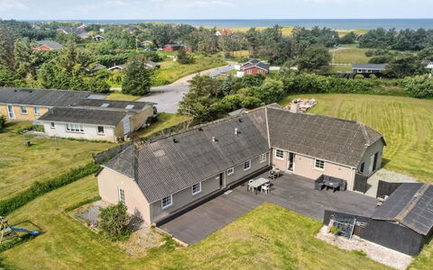 Law - 400M from the Sea: Blauw, Struik, Verblijf, Groundcover, Tuin, Landgoed, Schaduw, Landscaping, Boerderij, Eco Hotel