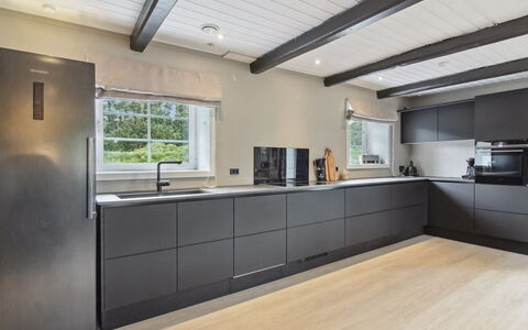 Law - 400M from the Sea: Blauw, Struik, Verblijf, Groundcover, Tuin, Landgoed, Schaduw, Landscaping, Boerderij, Eco Hotel