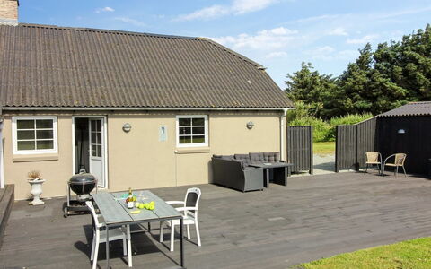 Law - 400M from the Sea: Blauw, Struik, Verblijf, Groundcover, Tuin, Landgoed, Schaduw, Landscaping, Boerderij, Eco Hotel