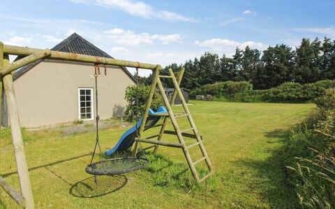Law - 400M from the Sea: Blauw, Struik, Verblijf, Groundcover, Tuin, Landgoed, Schaduw, Landscaping, Boerderij, Eco Hotel