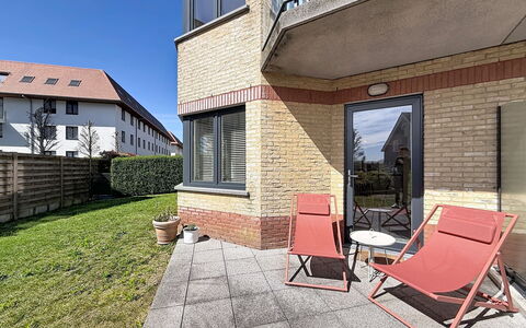 Petite Oasis: Woongebied, Huis, Samengesteld Materiaal, Appartement, Schaduw, Werf, Balkon, Oprit, Landscaping, Binnenplaats