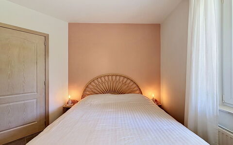 Petite Oasis: Bed, Slaapkamer, Muur, Hout, Interieur Ontwerp, Laken, Bedding, Linens, Verdieping, Textiel