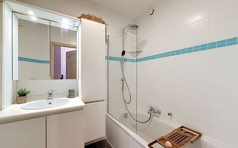 Petite Oasis: Loodgieterswerkinrichting, Badkamer, Interieur Ontwerp, Flooring, Verdieping, Kraan, Wastafel, Loodgieter, Plafond, Douche