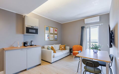 Suite Mareconero: Meubilair, Eigendom, Bankstel, Comfort, Kamerplant, Hout, Woonkamer, Fotolijst, Interieur Ontwerp, Oranje