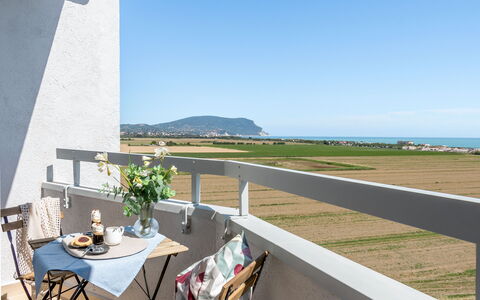 Suite Mareconero: Lucht, Tafel, Meubilair, Stoel, Gebouw, Bloempot, Fabriek, Tableware, Water, Buitenmeubels