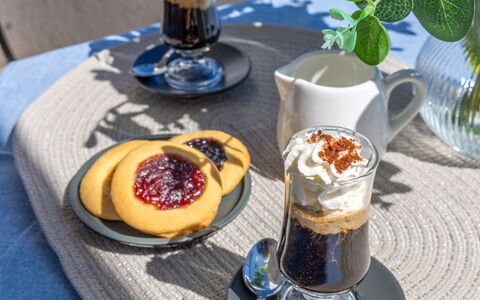 Suite Mareconero: Voedsel, Tableware, Drinkware, Dishware, Tafel, Ingrediënt, Serveware, Drinken