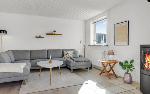 Sulo - 300M from the Sea: Flooring, Meubilair, Verdieping, Hout, Interieur Ontwerp, Woonkamer, Houten Vloer, Bankstel, Huis, Appartement