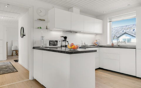 Sulo - 300M from the Sea: Keuken, Countertop, Interieur Ontwerp, Flooring, Toestel Van De Keuken, Hout, Cabinetry, Verdieping, Major Appliance, Plafond