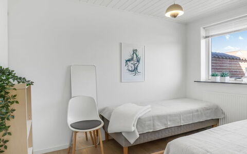 Sulo - 300M from the Sea: Interieur Ontwerp, Muur, Flooring, Verdieping, Slaapkamer, Plafond, Hout, Bed, Meubilair, Verlichting
