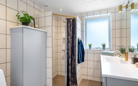 Sulo - 300M from the Sea: Flooring, Verdieping, Loodgieterswerkinrichting, Tegel, Loodgieter, Badkamer, Toilet, Wastafel, Badkamerkast, Kraan