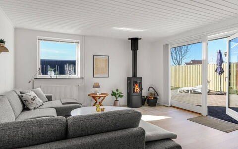 Sulo - 300M from the Sea: Flooring, Interieur Ontwerp, Hout, Verdieping, Plafond, Meubilair, Haard, Verlichting, Woonkamer, Huis