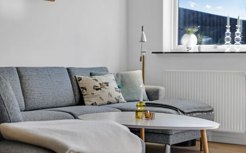 Sulo - 300M from the Sea: Meubilair, Flooring, Woonkamer, Verdieping, Houten Vloer, Kussen, Bankstel, Kamerplant, Koffietafel