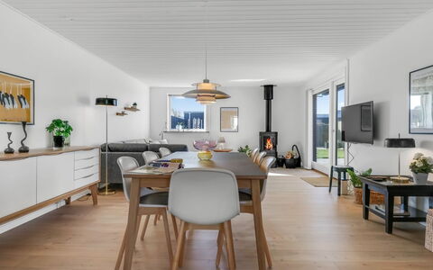 Sulo - 300M from the Sea: Meubilair, Interieur Ontwerp, Hout, Flooring, Keuken En Eettafel, Plafond, Tafel, Verdieping, Huis, Eetkamer