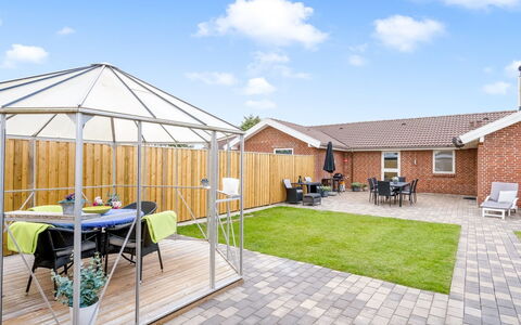 Sulo - 300M from the Sea: Dak, Schaduw, Tuin, Patio, Werf, Outdoor Structuur, Backyard, Buitenmeubels, Landscaping, Daylighting