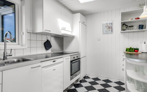 Myrte - 300M from the Sea: Keuken, Flooring, Major Appliance, Toestel Van De Keuken, Countertop, Verdieping, Interieur Ontwerp, Cabinetry, Plafond, Huishoudapparatuur