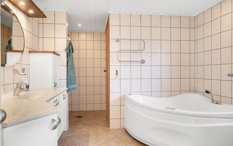 Myrte - 300M from the Sea: Flooring, Badkamer, Loodgieterswerkinrichting, Interieur Ontwerp, Verdieping, Bad, Plafond, Kraan, Loodgieter, Wastafel