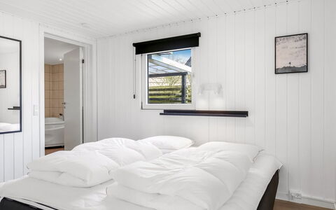 Myrte - 300M from the Sea: Hout, Slaapkamer, Bed, Interieur Ontwerp, Verdieping, Flooring, Laken, Plafond, Bedding, Meubilair