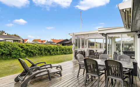 Myrte - 300M from the Sea: Huis, Dak, Architectuur, Veranda, Huis, Woongebied, Deur, Dek, Schaduw, Landgoed