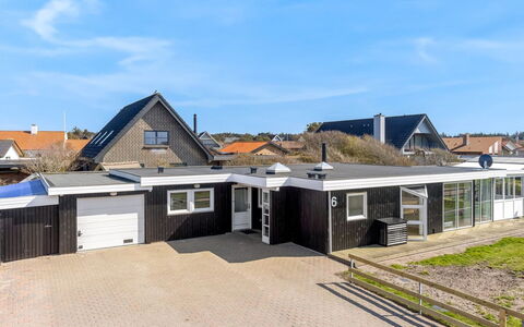 Myrte - 300M from the Sea: Gebouw, Woongebied, Dak, Huis, Huis, Architectuur, Voorstad, Landgoed, Verblijf, Oprit
