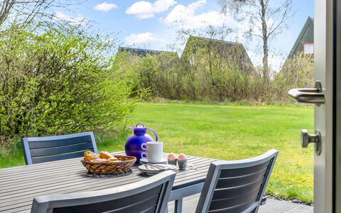 Erly - 18Km to the Fjord: Blauw, Struik, Verblijf, Groundcover, Tuin, Landgoed, Schaduw, Landscaping, Boerderij, Eco Hotel