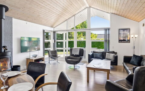Gunva - 30Km from the Sea: Hout, Plafond, Interieur Ontwerp, Bankstel, Meubilair, Huis, Woonkamer, Deur, Stoel