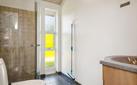 Gunva - 30Km from the Sea: Muur, Flooring, Verdieping, Interieur Ontwerp, Loodgieterswerkinrichting, Badkamer, Toilet, Loodgieter, Plafond, Kamer