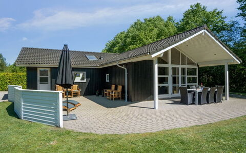 Gunva - 30Km from the Sea: Dak, Huis, Huis, Verblijf, Deur, Schaduw, Landgoed, Veranda, Siding, Gazon