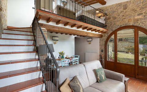 Villa Ida: Eigendom, Bankstel, Gebouw, Venster, Hout, Interieur Ontwerp, Trap, Verdieping, Woonkamer, Huis