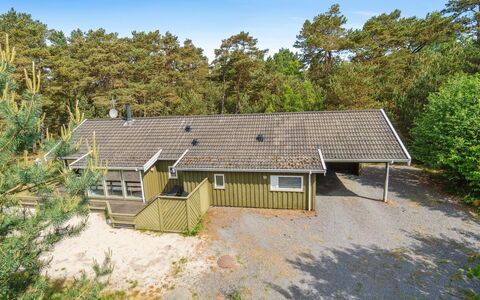Deni - 800M from the Sea: Hout, Dak, Architectuur, Huis, Huis, Verblijf, Siding, Hardwood, Helling, Landgoed