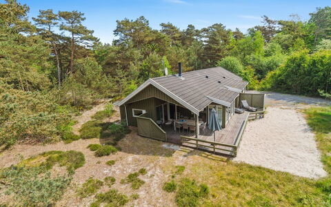 Deni - 800M from the Sea: Hout, Dak, Architectuur, Huis, Huis, Verblijf, Siding, Hardwood, Helling, Landgoed
