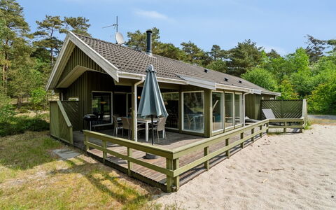 Deni - 800M from the Sea: Hout, Dak, Architectuur, Huis, Huis, Verblijf, Siding, Hardwood, Helling, Landgoed