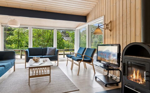 Deni - 800M from the Sea: Hout, Dak, Architectuur, Huis, Huis, Verblijf, Siding, Hardwood, Helling, Landgoed