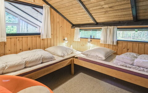 Gabi - 30Km from the Sea: Hout, Slaapkamer, Bed, Plafond, Interieur Ontwerp, Huis, Bed Frame, Huis, Meubilair, Laken